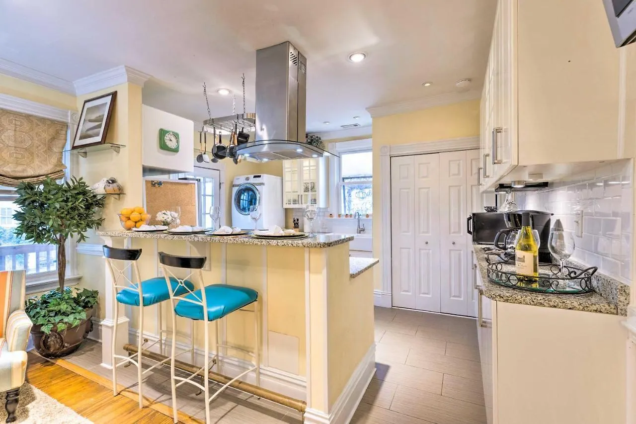 Chic Richmond Apartment With Private Deck And Patio!