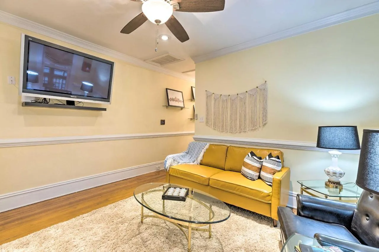 Chic Richmond Apartment With Private Deck And Patio!