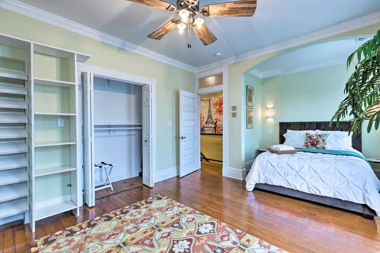 Chic Richmond Apartment With Private Deck And Patio!