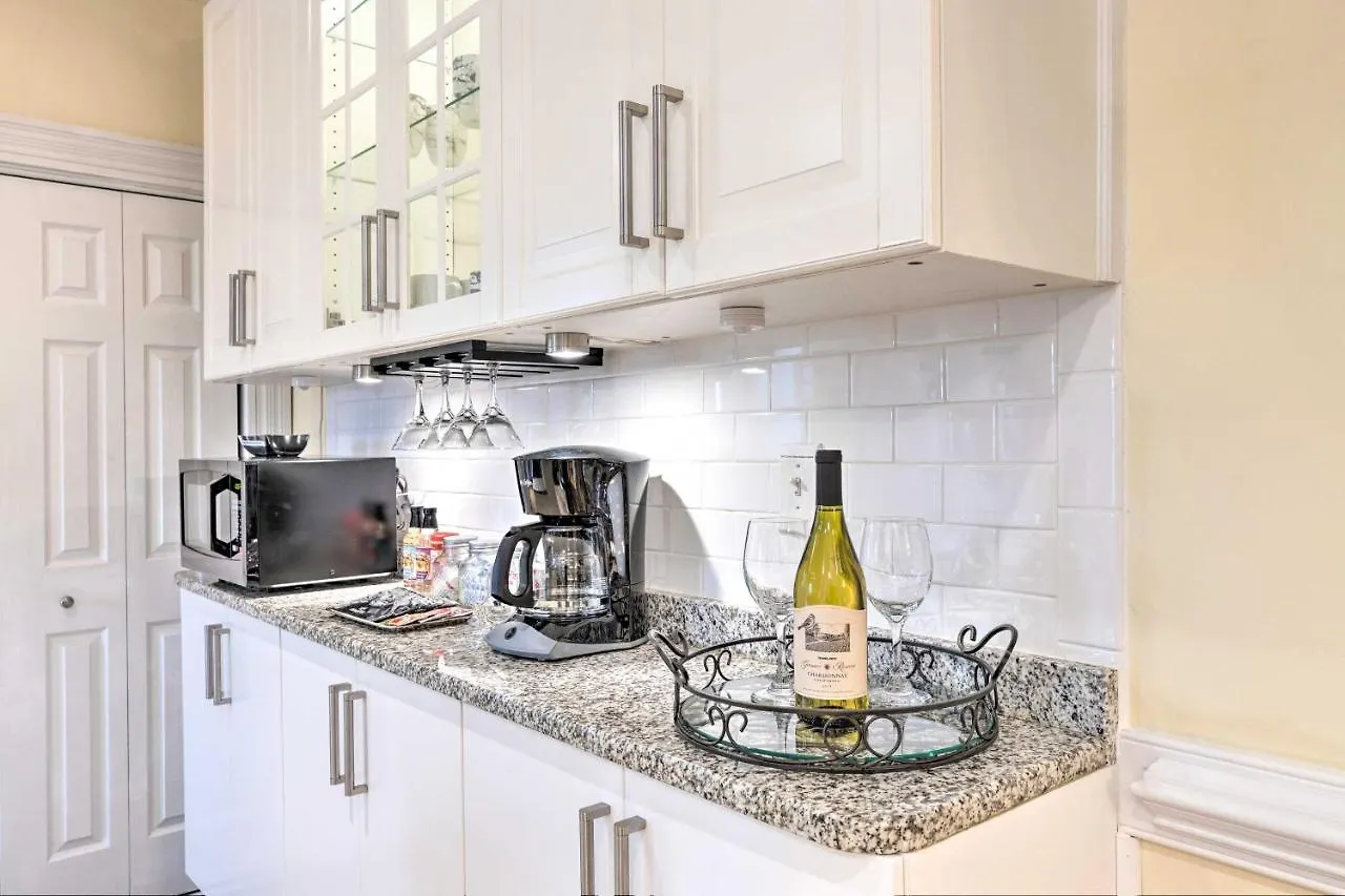Chic Richmond Apartment With Private Deck And Patio! 0*,