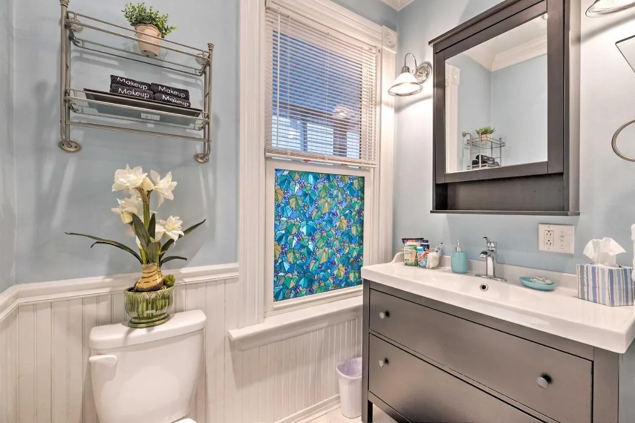 Chic Richmond Apartment With Private Deck And Patio!